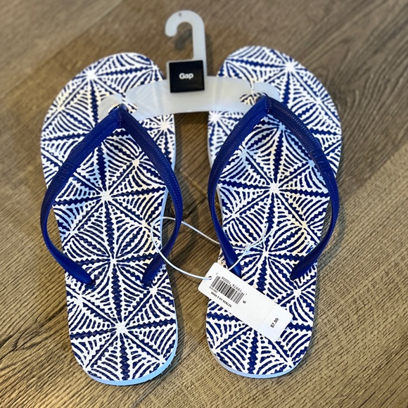 NWT Gap Flip Flops - Picture 2 of 4